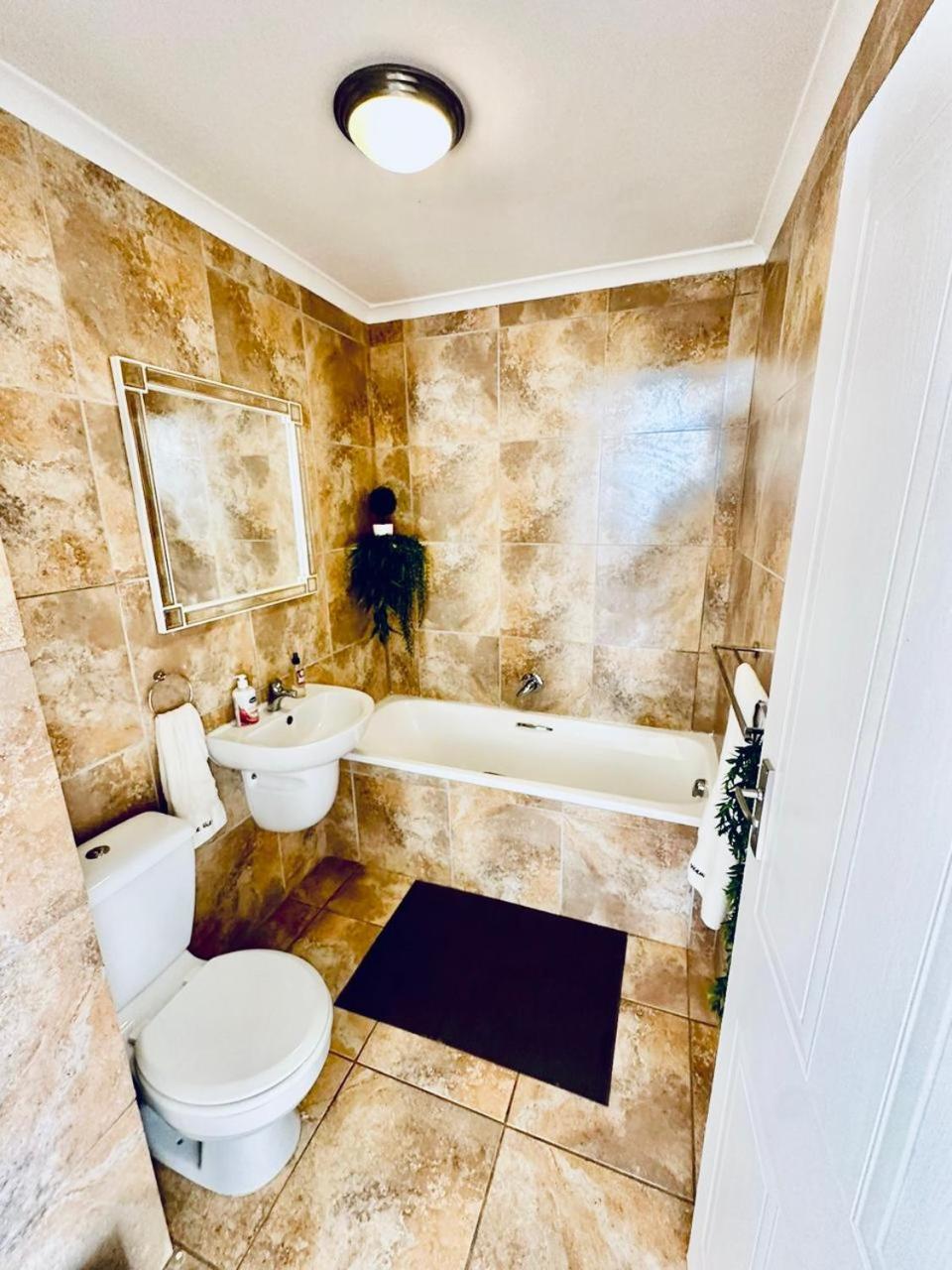 The View At Whale Cove De Kelders Apartment Bagian luar foto